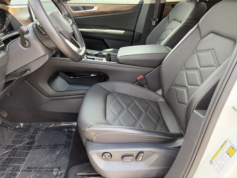 Used 2025 Volkswagen Atlas SE FWD image 14