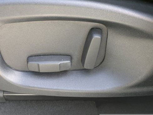 Used 2018 Jaguar F-PACE Premium image 18