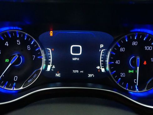 Used 2024 Chrysler Pacifica Limited AWD/4WD image 31