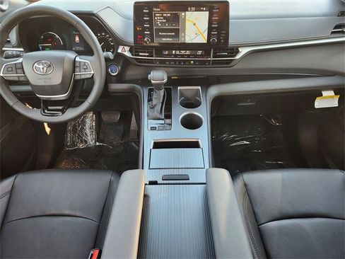 Used 2023 Toyota Sienna XLE Woodland Edition image 10