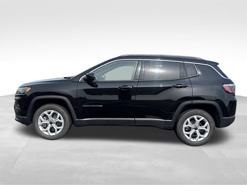 Used 2025 Jeep Compass Latitude w/ Sun & Sound Group AWD/4WD image 9