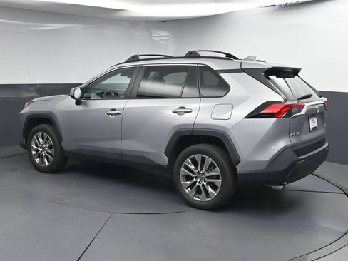 Used 2022 Toyota RAV4 XLE Premium FWD image 5