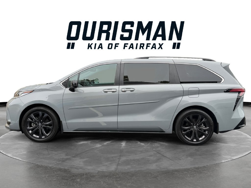 Used 2023 Toyota Sienna XSE w/ XSE Plus Package FWD image 3