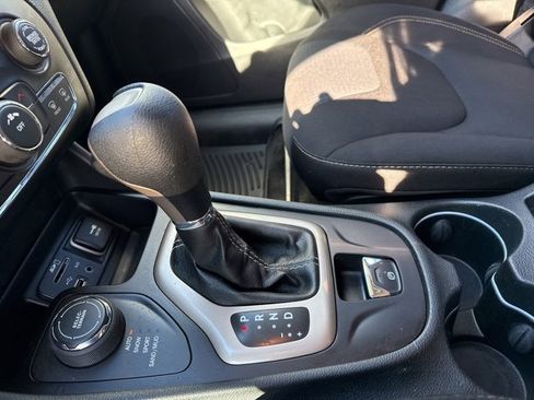 Used 2016 Jeep Cherokee Latitude w/ Cold Weather Group image 18