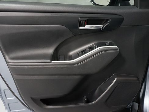 Used 2022 Toyota Highlander XLE image 30