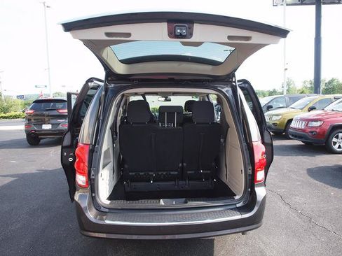 Used 2019 Dodge Grand Caravan SE FWD image 5