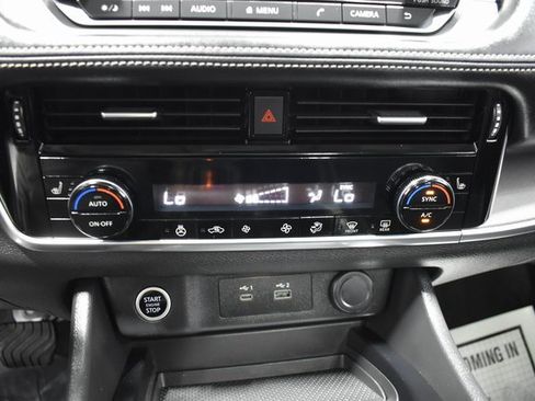 Used 2022 Nissan Rogue SV w/ SV Premium Package image 21