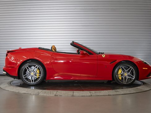 Used 2016 Ferrari California T RWD image 6