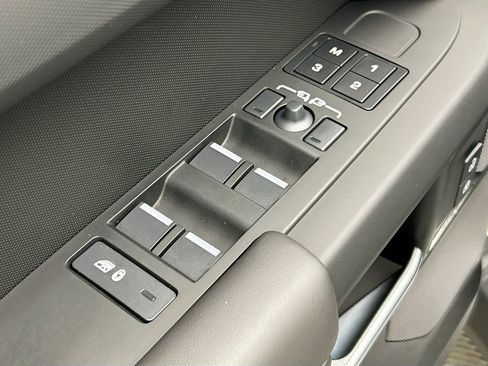 Used 2025 Land Rover Defender 110 S image 22