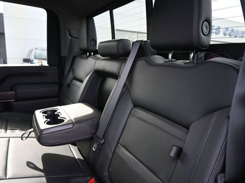 Used 2022 GMC Sierra 2500 Denali w/ Denali Black Diamond Edition image 18