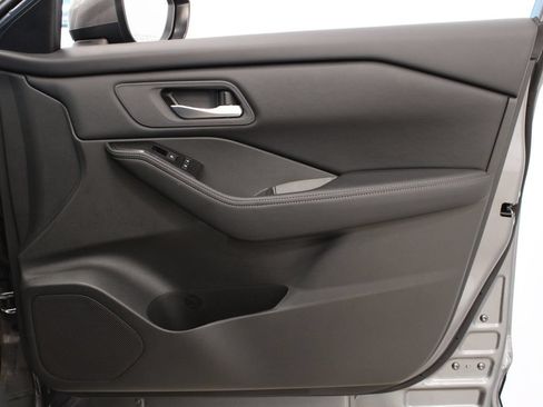 Used 2025 Nissan Rogue SV FWD image 15