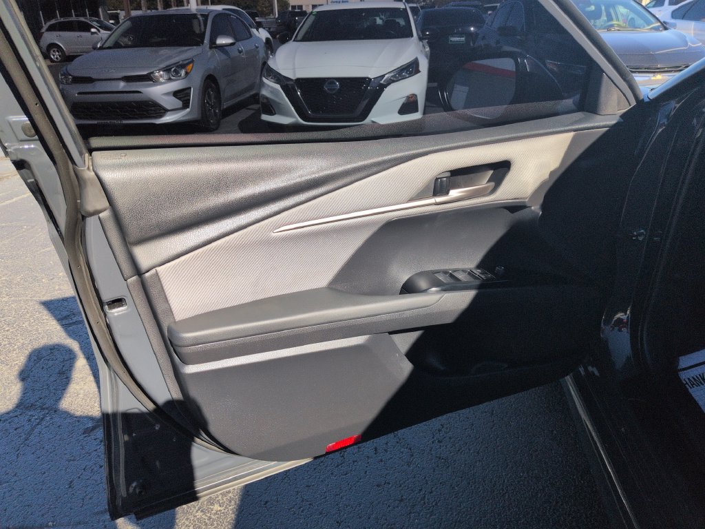 Used 2025 Toyota Camry SE FWD image 10