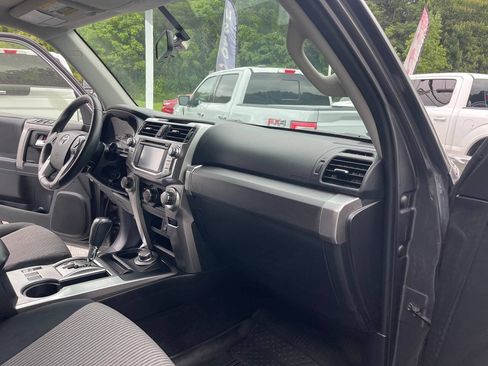Used 2017 Toyota 4Runner SR5 AWD/4WD image 35