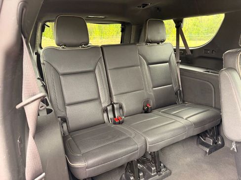 Used 2023 Chevrolet Suburban Premier RWD image 17
