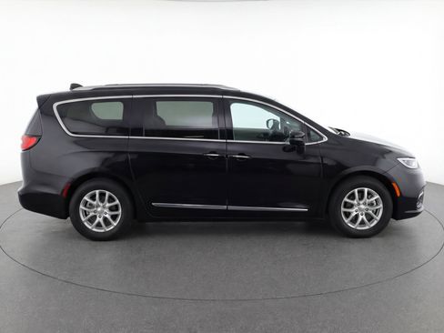 Used 2024 Chrysler Pacifica Touring-L image 11