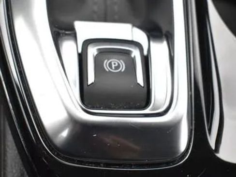 Used 2025 Chevrolet Trax LT w/ LT Convenience Package FWD image 34