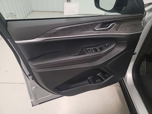 New 2025 Jeep Grand Cherokee L Limited w/ Luxury Tech Group II image 12