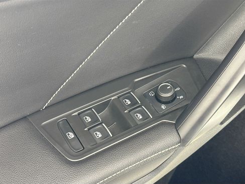 Used 2022 Volkswagen Tiguan SEL R-Line image 18