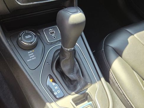 Used 2020 Jeep Cherokee Latitude Plus w/ Comfort/Convenience Group AWD/4WD image 23