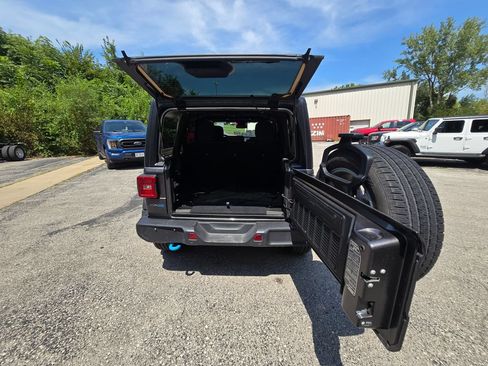 Used 2024 Jeep Wrangler Unlimited w/ Convenience Group AWD/4WD image 18