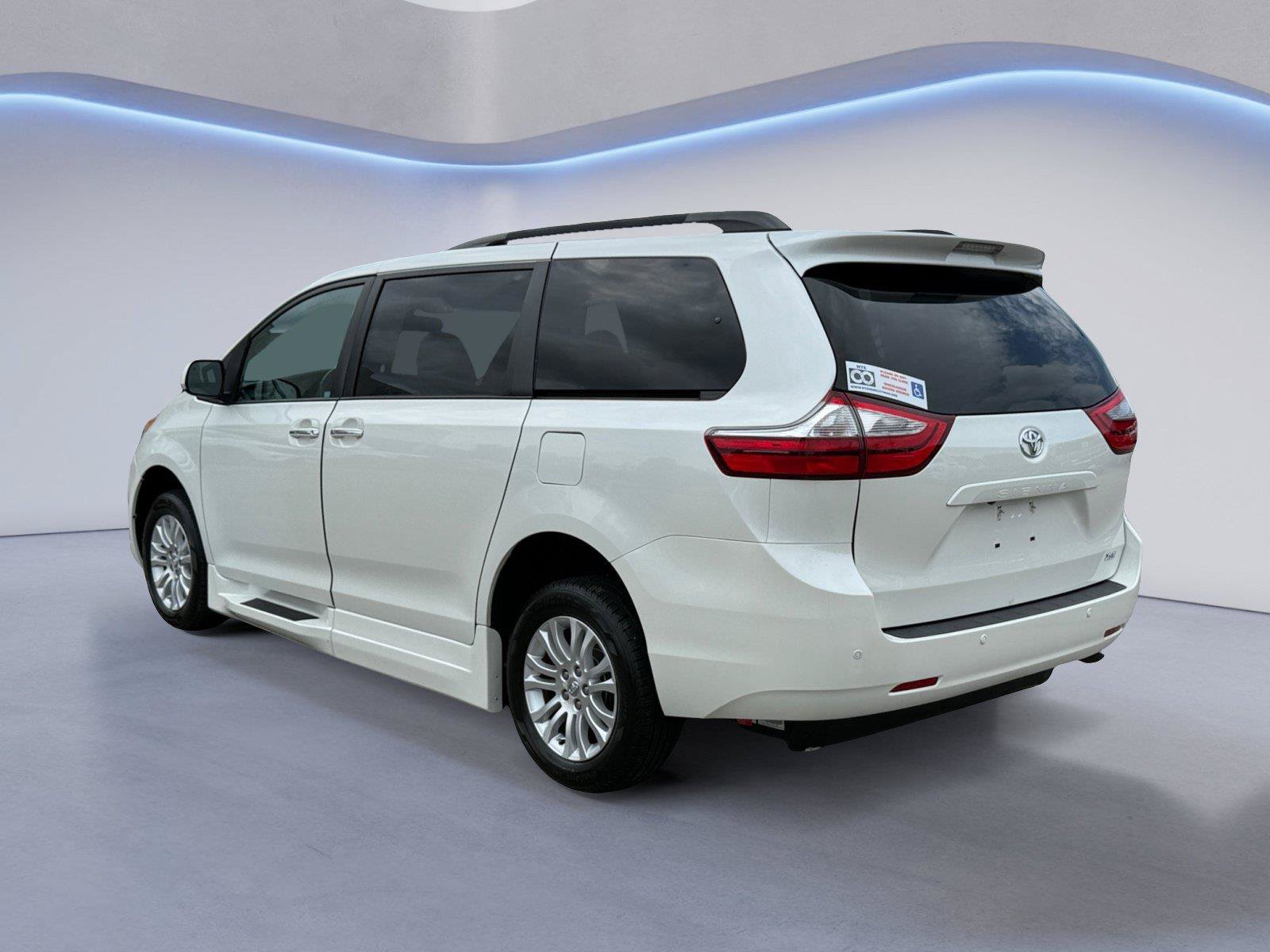 Used 2017 Toyota Sienna XLE w/ XLE Navigation Package FWD image 5