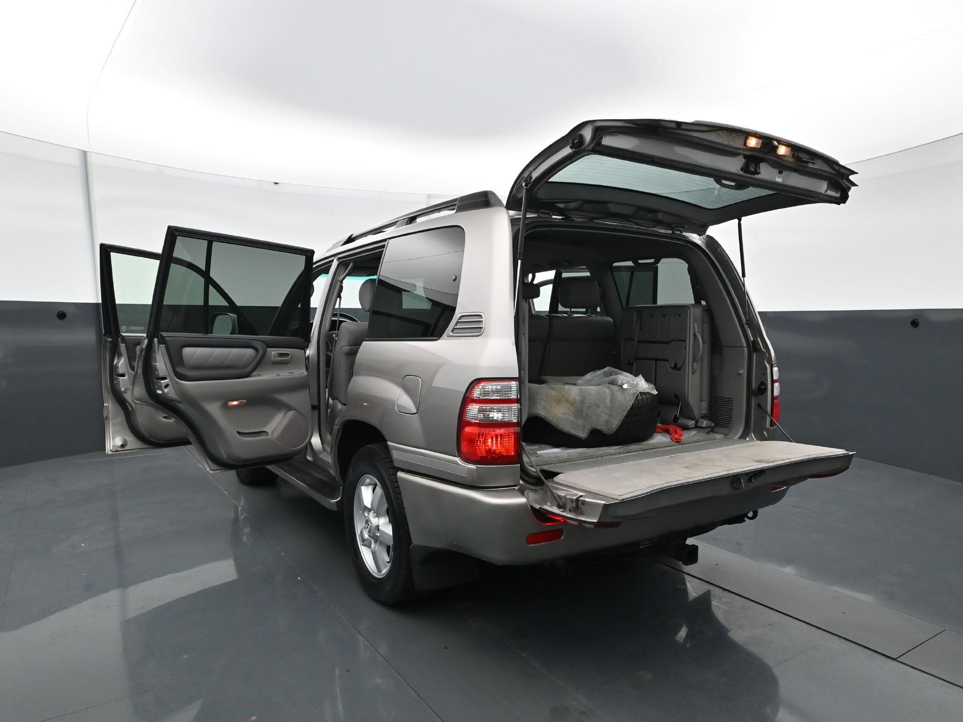Used 2005 Toyota Land Cruiser AWD/4WD image 34