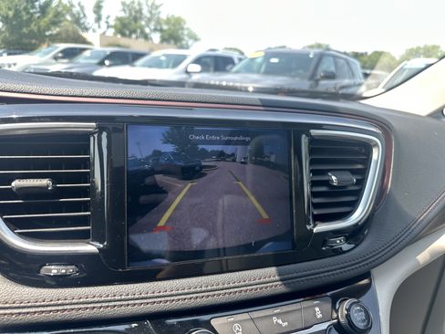 Used 2020 Chrysler Pacifica Limited FWD image 31