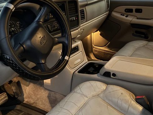 Used 2000 Chevrolet Tahoe LT w/ LT Preferred Equipment Group image 2