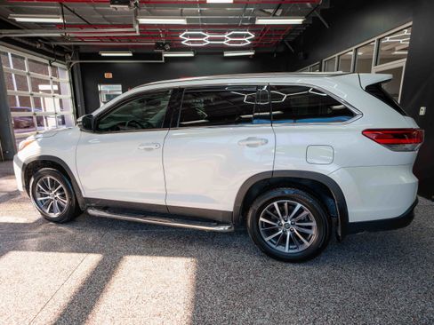 Used 2019 Toyota Highlander XLE image 2
