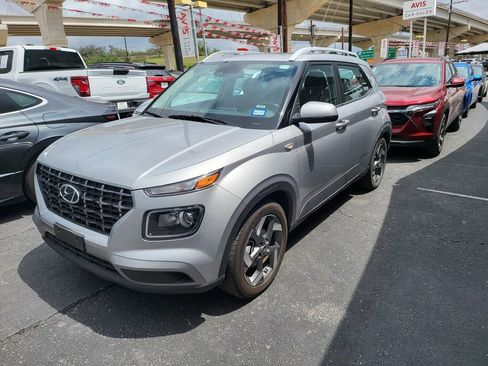 Used 2025 Hyundai Venue SEL FWD image 1