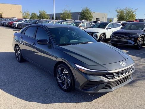 Certified 2025 Hyundai Elantra SEL image 4