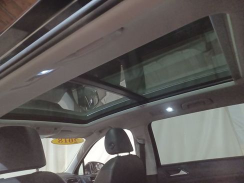 Used 2018 Volkswagen Tiguan SE w/ Panoramic Sunroof Package image 16