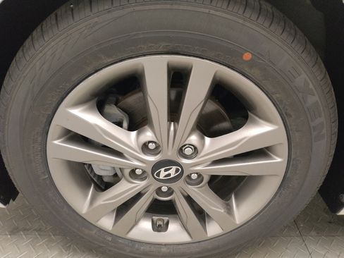 Used 2017 Hyundai Elantra Value Edition image 31