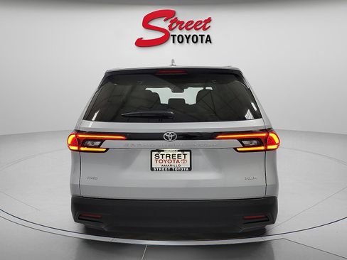 Certified 2024 Toyota Grand Highlander XLE image 3