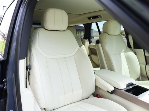 Used 2025 Land Rover Range Rover SE AWD/4WD image 2