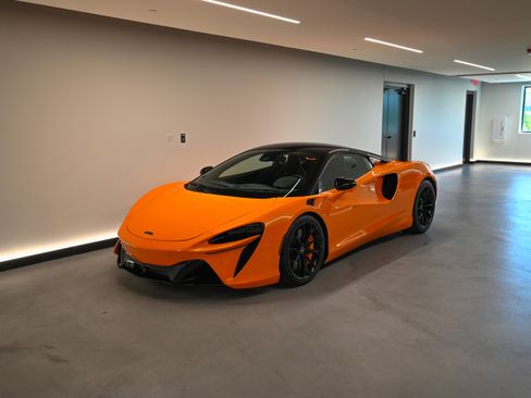 Used 2025 McLaren Artura RWD image 23