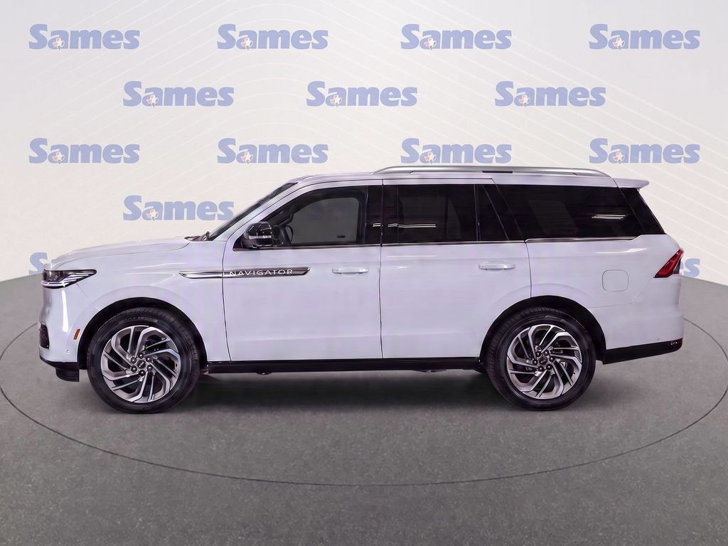 Used 2025 Lincoln Navigator Reserve AWD/4WD image 7