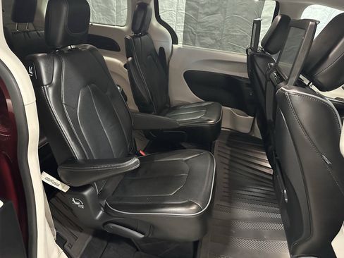 Used 2018 Chrysler Pacifica Limited w/ Tire & Wheel Group FWD image 8