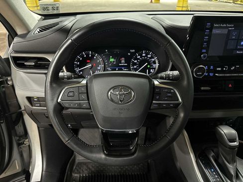 Used 2021 Toyota Highlander XLE AWD/4WD image 19