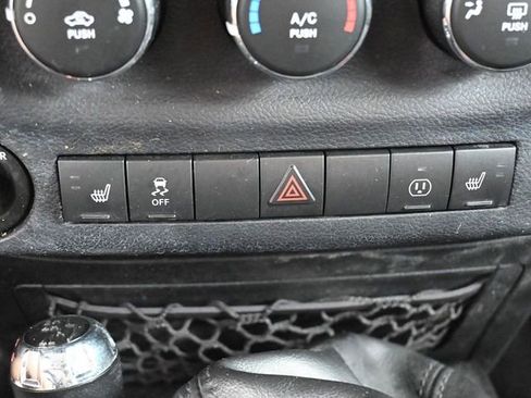 Used 2016 Jeep Wrangler Unlimited Sahara w/ Connectivity Group AWD/4WD image 21