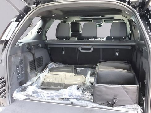 New 2025 Land Rover Discovery Dynamic SE image 17