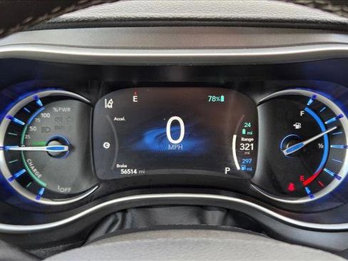 Used 2023 Chrysler Pacifica Touring-L FWD image 11