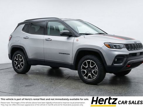 Used 2025 Jeep Compass Trailhawk AWD/4WD image 1