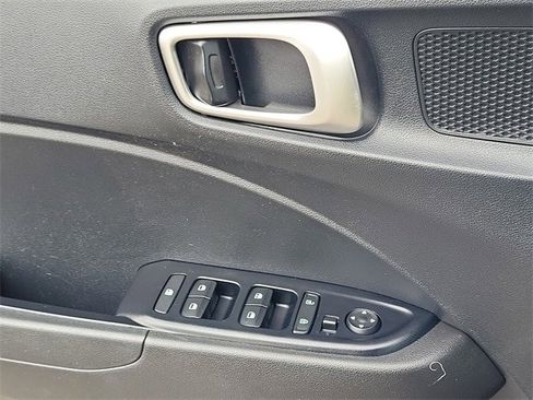 Used 2021 Hyundai Venue SE image 19