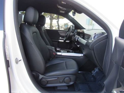 Used 2022 Mercedes-Benz EQB 300 4MATIC w/ Exclusive Package image 18