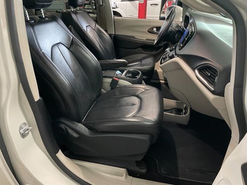 Used 2017 Chrysler Pacifica Touring-L w/ Tire & Wheel Group FWD image 18