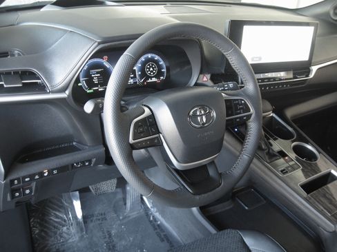 Used 2025 Toyota Sienna Platinum image 14