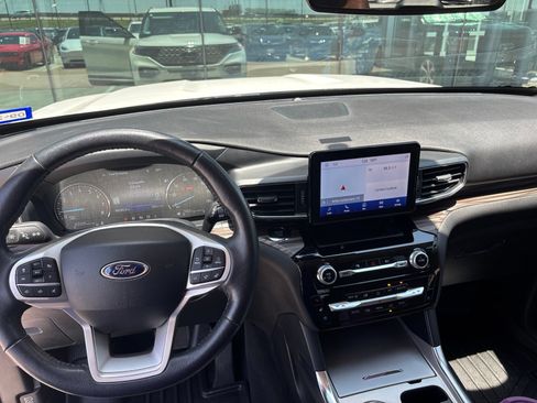 Used 2022 Ford Explorer Limited w/ Equipment Group 301A AWD/4WD image 8