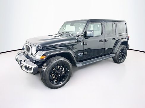 Used 2025 Jeep Wrangler Sahara image 3