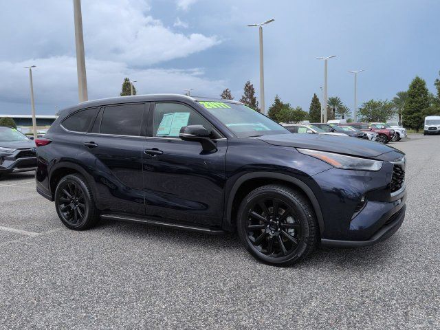 Used 2022 Toyota Highlander XLE FWD image 2